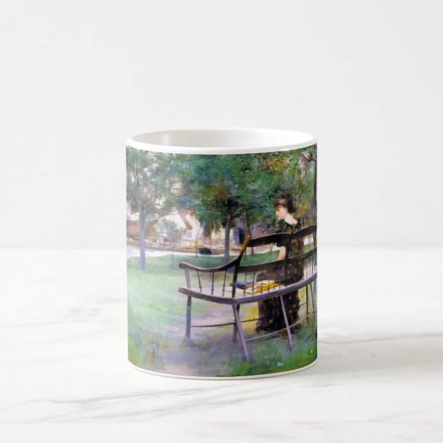 Frau auf einer Bank (von Edwin Austin Abbey) Kaffeetasse (Mittel)