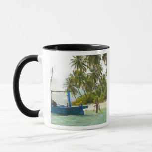 Frau auf kleinem traditionellen Fischerboot, Tasse