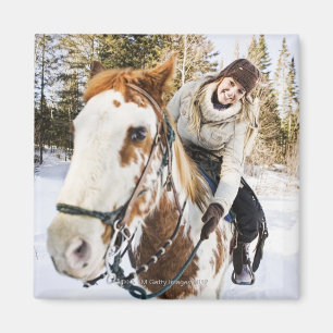 Frau auf Pferd draußen während des Winters Magnet