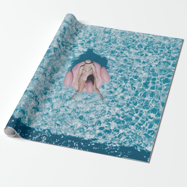 Frau auf rosa Boje, umgeben von einem Wasserkörper Geschenkpapier (Ungerollt)