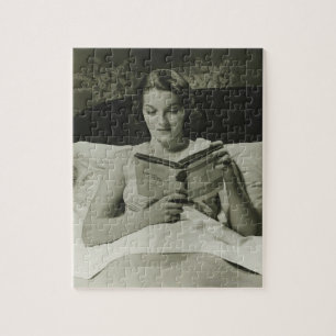 Frau beim Lesen eines Buches