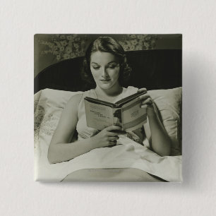 Frau beim Lesen eines Buches Button