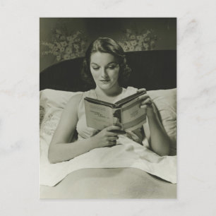 Frau beim Lesen eines Buches Postkarte