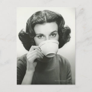 Frau beim Trinken Postkarte