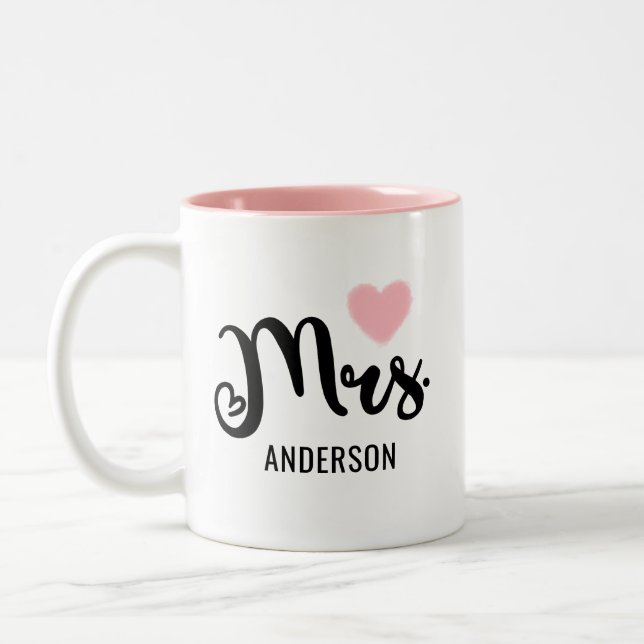 Frau Black Modern Script Pink Herz Custom Wedding Zweifarbige Tasse (Links)