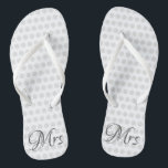 Frau Bridal Elegant Wedding Day Womens White Flip Flops<br><div class="desc">Frau Bridal Elegant Wedding Day Womens White Flip Flops Gehen Sie bequem und stilvoll, nachdem Sie sagen "I do" an Ihrem großen Tag! Wechseln Sie in ein Paar von trendigen eleganten weißen Flip Flops mit dünnen Tongriemen und "Mrs." in grauem Drehbuch und hellgrauen Polka Punkte gemustert auf jedem Schuh. Passen...</div>