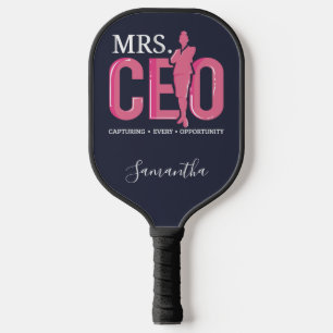Frau CEO erobert jede Gelegenheit als Geschäftsinh Pickleball Schläger