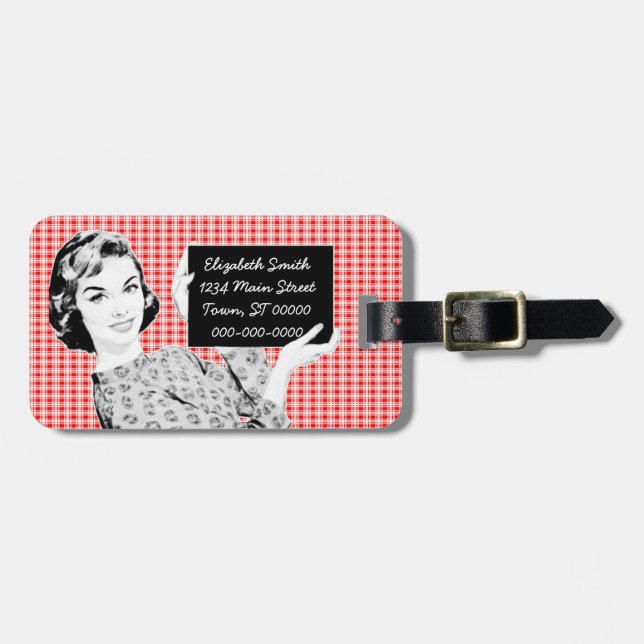 Frau der 1950er Jahre mit einem Zeichen V2 Gepäckanhänger (Vorderseite horizontal)
