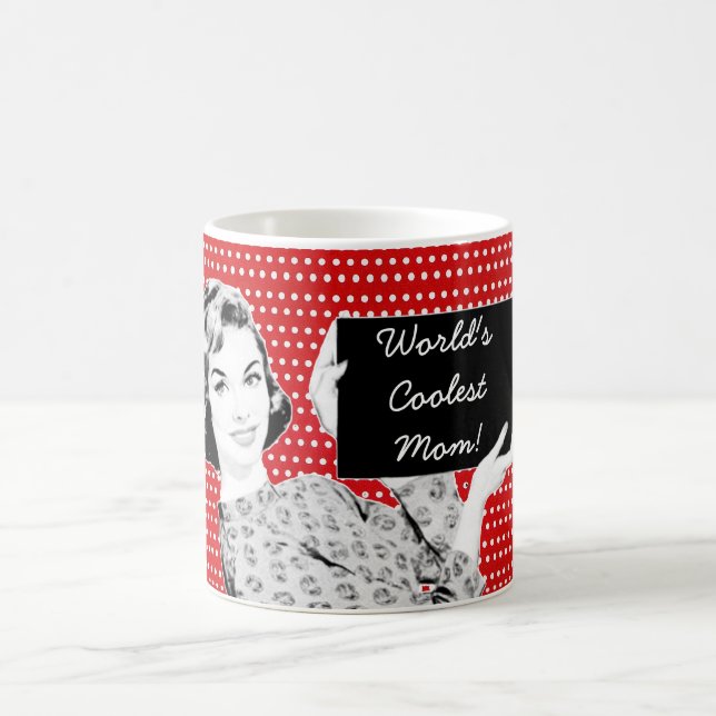 Frau der 50er Jahre mit einer Signatur-Mama Kaffeetasse (Mittel)