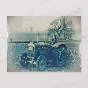 Frau der Landarmee, die einen Traktor fährt Postkarte