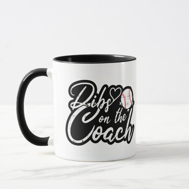 Frau des Baseballtrainers hat Vorrang auf den Trai Tasse (Links)