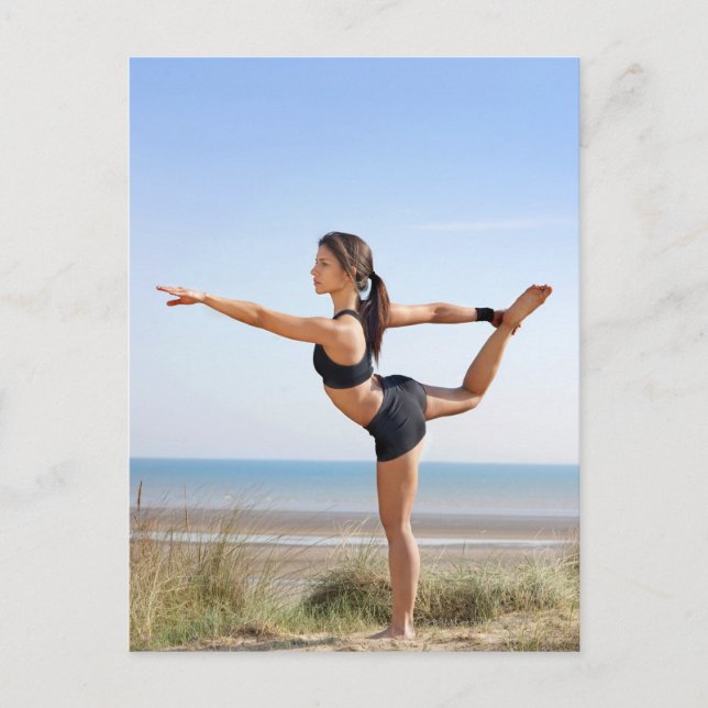 Frau, die am Strand Yoga praktiziert Postkarte (Vorderseite)
