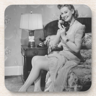 Frau, die am Telefon spricht Getränkeuntersetzer