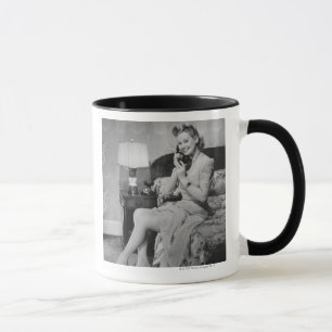Frau, die am Telefon spricht Tasse
