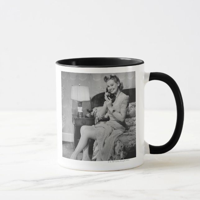 Frau, die am Telefon spricht Tasse (Rechts)