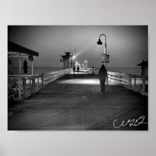 Frau, die auf dem Pier spazieren geht. In San Clem Poster
