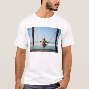 Frau, die auf einer Hängematte in einem kleinen T-Shirt