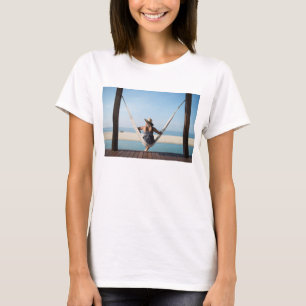 Frau, die auf einer Hängematte in einem kleinen T-Shirt