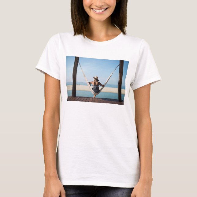 Frau, die auf einer Hängematte in einem kleinen T-Shirt (Vorderseite)