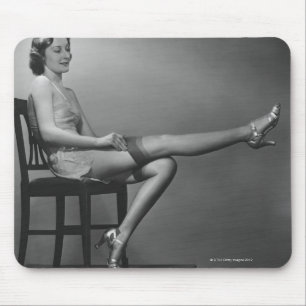 Frau, die auf Stuhl sitzt Mousepad