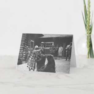 Frau, die Bären füttert Karte