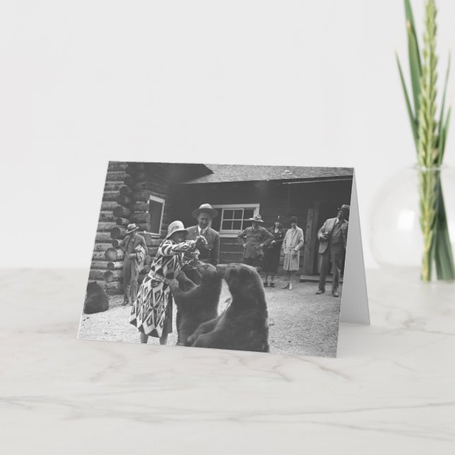 Frau, die Bären füttert Karte (Vorderseite)