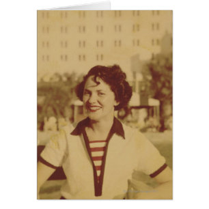 Frau, die draußen sitzt