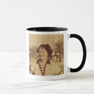 Frau, die draußen sitzt tasse