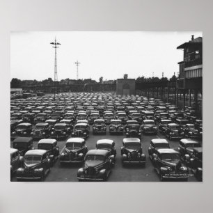 Frau, die durch Kamin B&W sitzt Poster