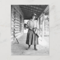 Frau, die ein Gewehr auf einem Portal hält