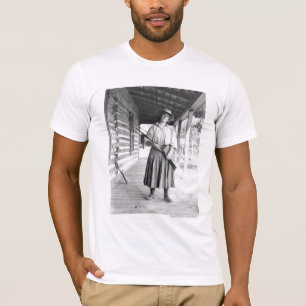 Frau, die ein Gewehr auf einem Portal hält T-Shirt