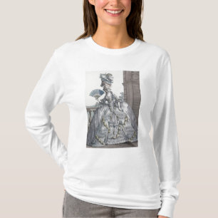 Frau, die ein stilvolles Kleid mit ihrem Haar T-Shirt