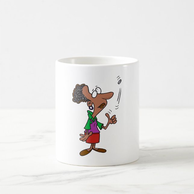 Frau, die eine Münze Drehe Kaffeetasse (Von Creator hochgeladen)