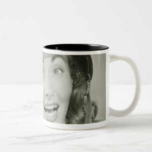 Frau, die einen Armee-Sturzhelm trägt Zweifarbige Tasse
