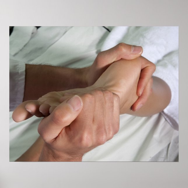 Frau, die Fußmassage erhält 2 Poster (Vorne)