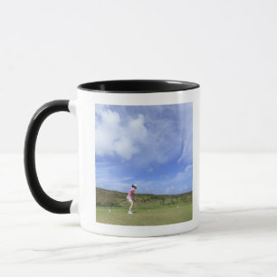 Frau, die Golf spielt Tasse