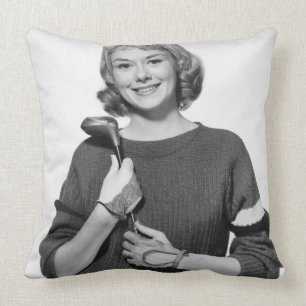 Frau, die Golfclub hält Kissen