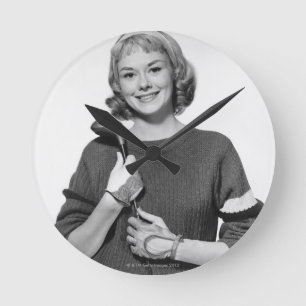 Frau, die Golfclub hält Runde Wanduhr