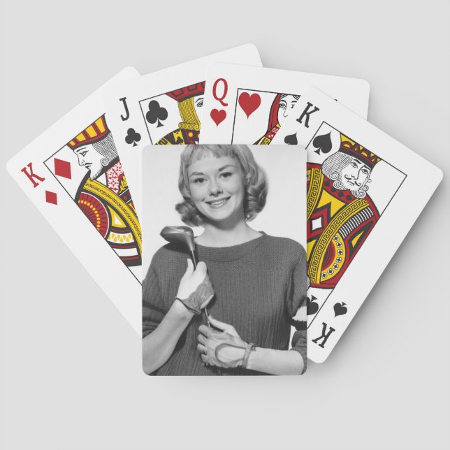 Frau, die Golfclub hält Spielkarten (Rückseite)