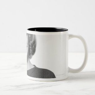 Frau, die Golfclub hält Zweifarbige Tasse