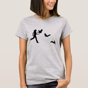Frau, die Harris-Falken fliegt T-Shirt