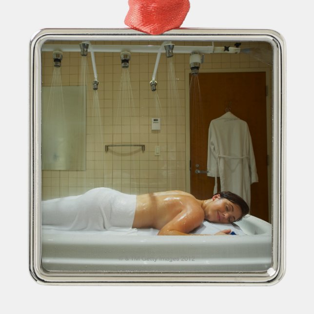 Frau, die Hydrotherapie in der vichy Dusche Ornament Aus Metall (Vorne)