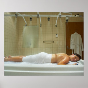Frau, die Hydrotherapie in der vichy Dusche Poster
