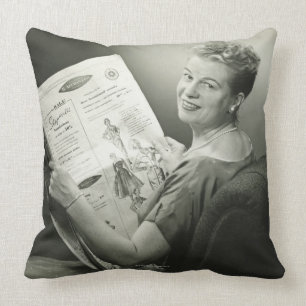 Frau, die im Stuhl sitzt Kissen