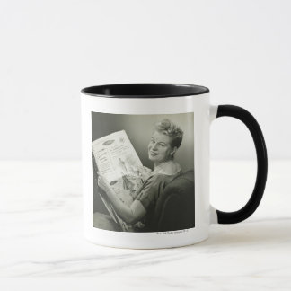 Frau, die im Stuhl sitzt Tasse