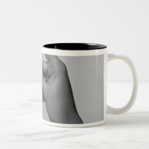 Frau, die Karte hält Zweifarbige Tasse