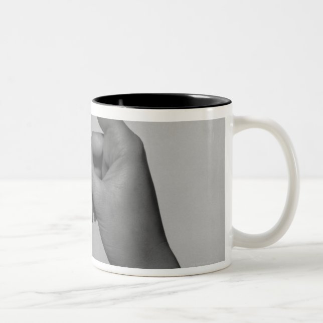 Frau, die Karte hält Zweifarbige Tasse (Rechts)