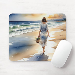 Frau, die mit einem Blumenkorb am Strand entlanglä Mousepad