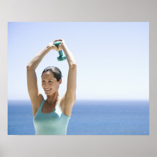 Frau, die mit Gewichten auf ihrem Dach excercising Poster