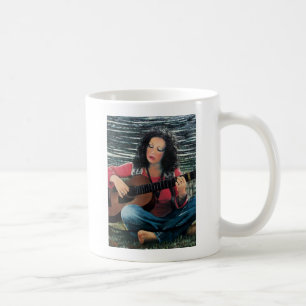 Frau, die Musik mit Akustikgitarre spielt Kaffeetasse